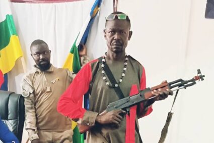 Deux jeunes de Kaga restituent une AK-47 pour promouvoir la paix