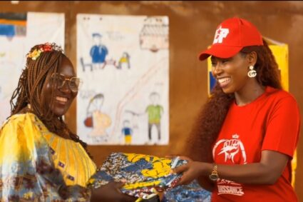 Bimbo : l’artiste Cool Fawa célèbre la fête des mères dans la solidarité avec les détenues